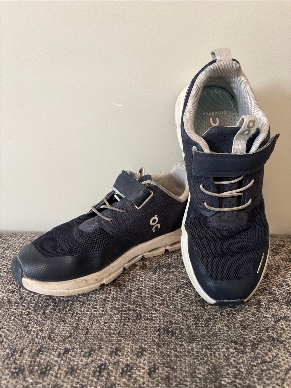 On Running Kids Cloud Play Sneakers Navy Blue / White Size 2.5 Y